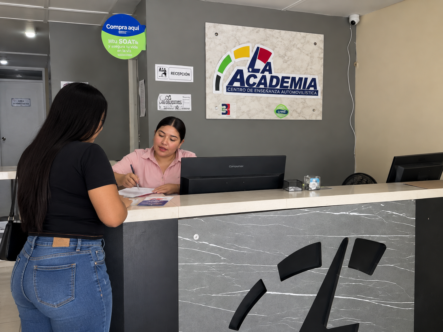 Atención personalizada en la recepción de La Academia